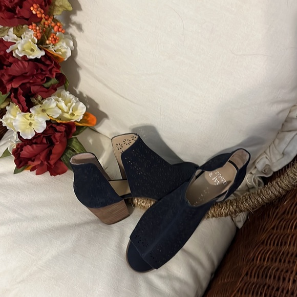 Crown & Ivy booties - Picture 4 of 5